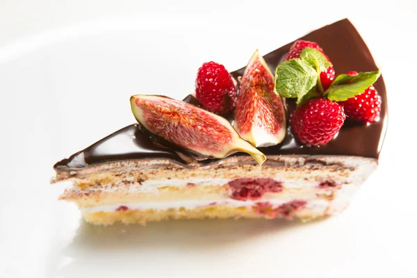 Gâteau au chocolat, figue et framboise — Photo