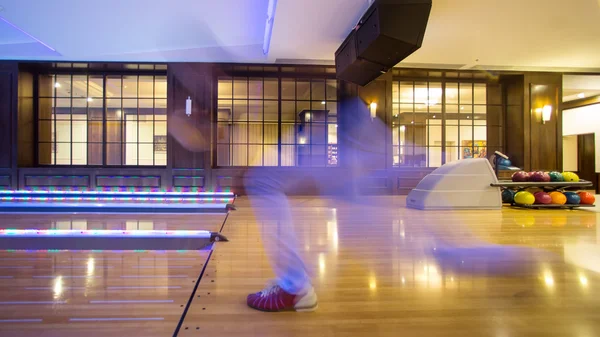 Jonge man spelen bowling — Stockfoto