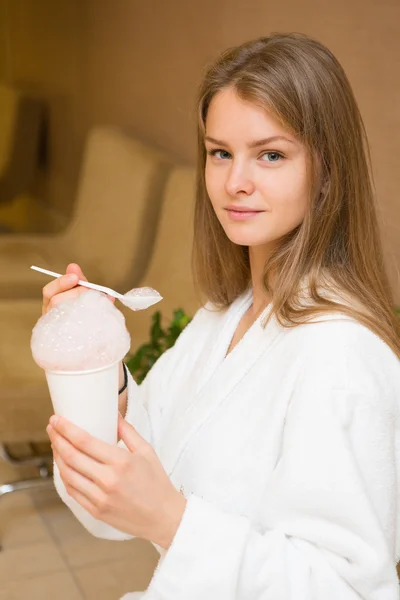 Genç ve güzel bir kadının portresi