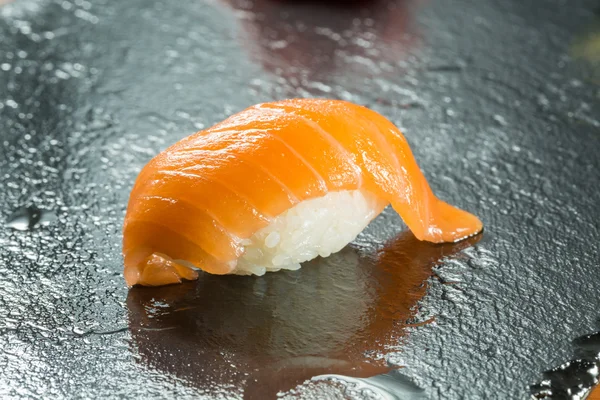 Sushi con salmone biologico — Foto Stock