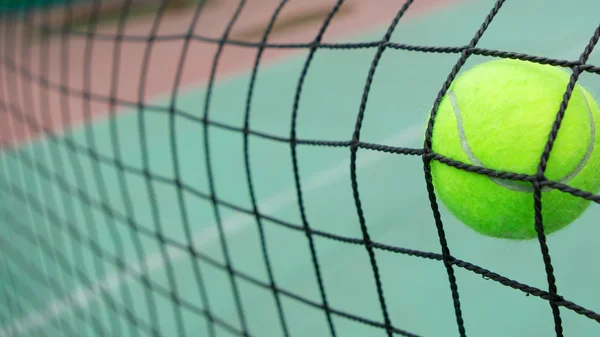 Tennisboll i netto — Stockfoto