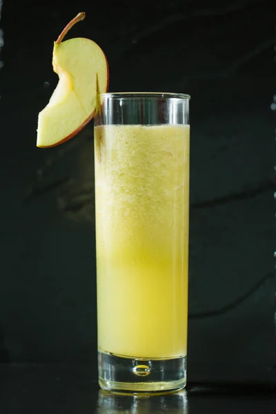ガラスのリンゴ新鮮なジュース — ストック写真