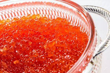 gümüş kasede beyaz izole kırmızı havyar