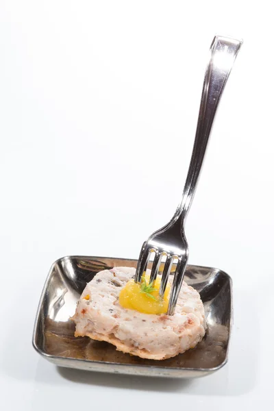 Zakąska. foie gras z brzoskwinią. kreatywne dania. — Zdjęcie stockowe