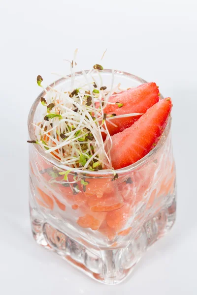 Świeża sałatka z krewetek, łosoś, awokado i truskawki — Zdjęcie stockowe