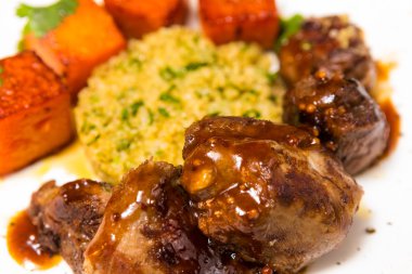 Pişmiş kuzu organik et dilimleri kabak ve quinoa oryantal tarzı ile