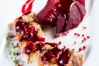 Kızılcık soslu kızarmış ördek göğsü