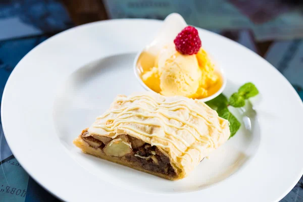 Strudel de manzana con glaseado de azúcar, almendras y helado de vainilla —  Fotos de Stock