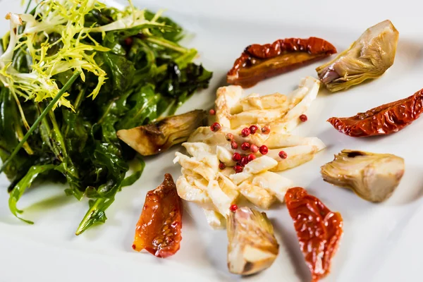 Verse salade met zongedroogde tomaten en kaas in de Italiaanse stijl. — Stockfoto