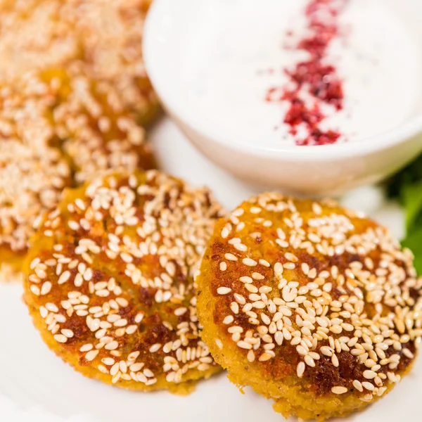 Cuisine du Moyen-Orient. une assiette de délicieux falafels — Photo