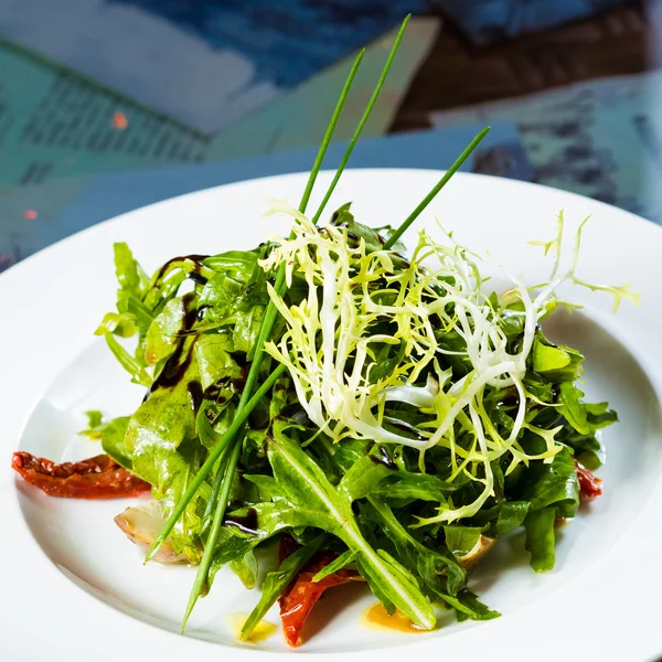 Ensalada de verduras orgánicas frescas en plato de ballena . — Foto de Stock