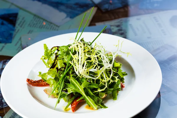 Salade de légumes frais bio sur assiette de whte . — Photo