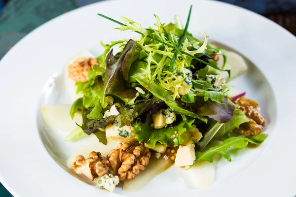 Salada de legumes orgânicos frescos em prato branco . — Fotografia de Stock