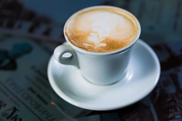 Xícara de café em uma mesa de madeira — Fotografia de Stock