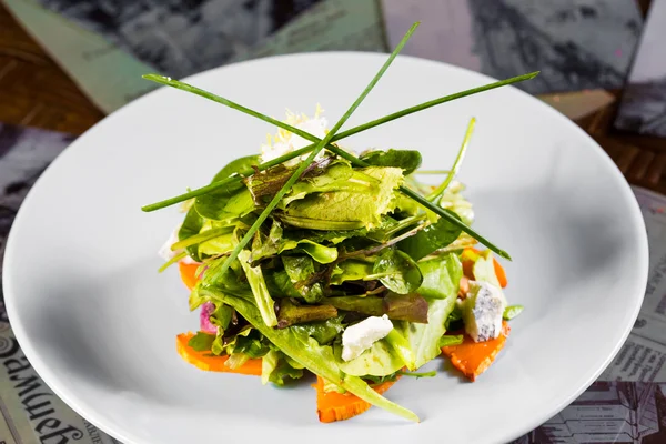 Verse biologische plantaardige salade met kaas. — Stockfoto