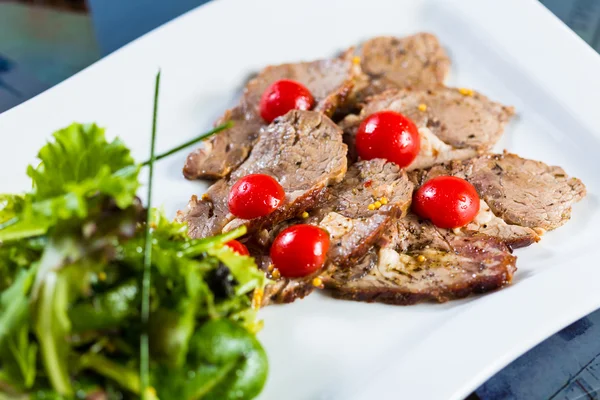 Scharfes Rindfleisch und frisches Gemüse — Stockfoto