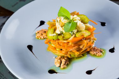 Diyet, sağlıklı meyve salatası beyaz kase