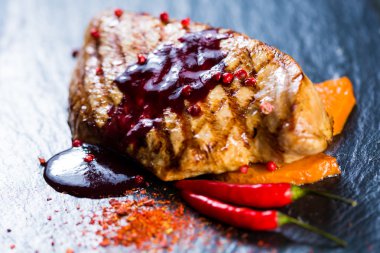 Geyik biftek kızılcık sosu ile