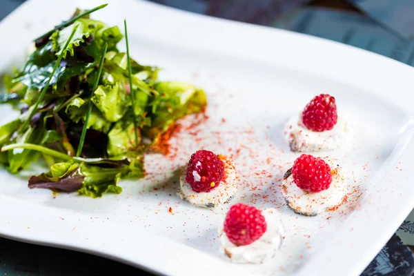 Ensalada fresca con queso de cabra y frambuesa . —  Fotos de Stock