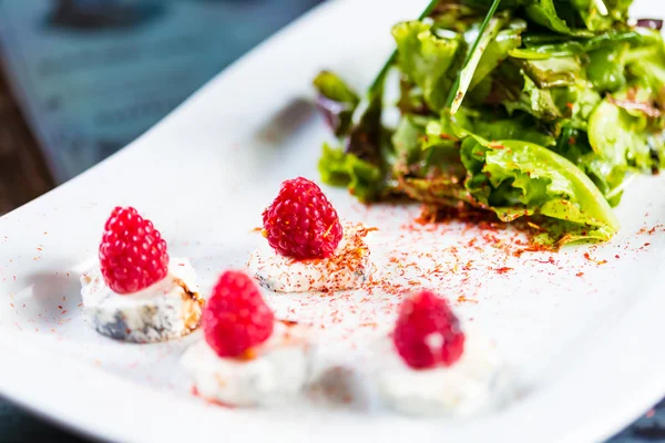 Fresh salad with goat cheese and raspberry. — Stock Photo, Image