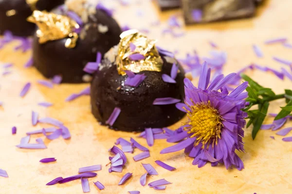 Chocolate escuro em uma mesa de madeira . — Fotografia de Stock