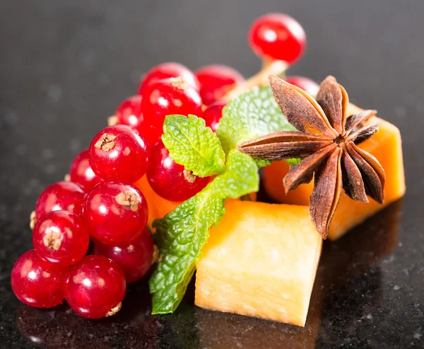 Asortyment pysznych serów i owoców — Zdjęcie stockowe