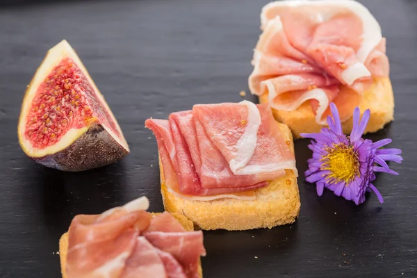 Slices of figs in Prosciutto — Stock Photo, Image