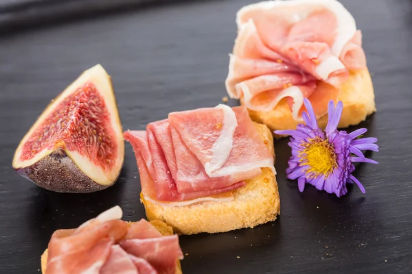 Slices of figs in Prosciutto — Stock Photo, Image