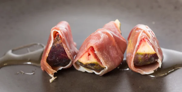 Slices of figs in Prosciutto — Stock Photo, Image