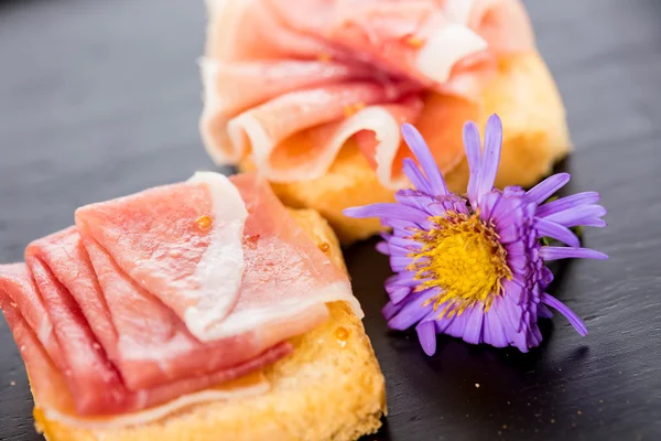 Slices of figs in Prosciutto — Stock Photo, Image