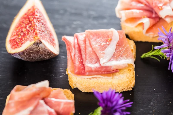 Slices of figs in Prosciutto — Stock Photo, Image