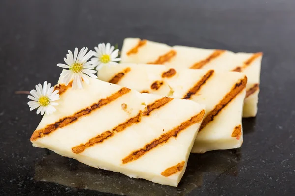 Sýr Halloumi smažení na grilovací pánvi. — Stock fotografie