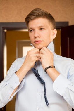 Zarif genç yakışıklı damat. Moda portre.