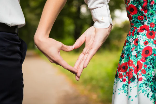 Sposa e sposo in piedi insieme con cuore — Foto Stock