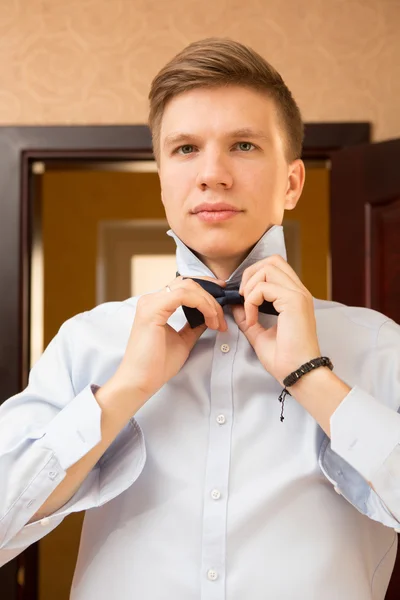 Elegante joven novio guapo. Retrato de moda . — Foto de Stock