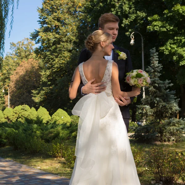 Schönes Hochzeitspaar — Stockfoto