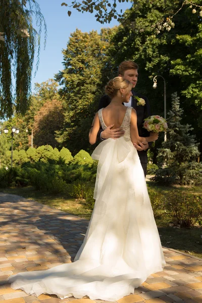 Schönes Hochzeitspaar — Stockfoto