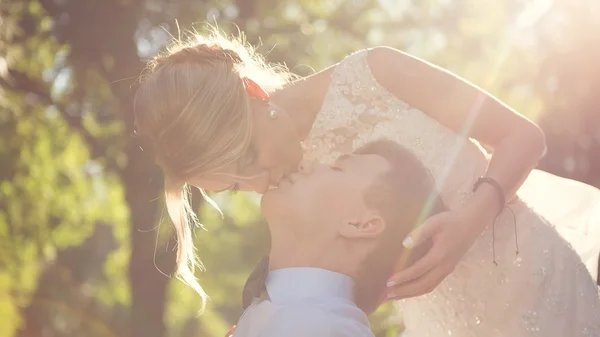 Schönes Hochzeitspaar — Stockfoto