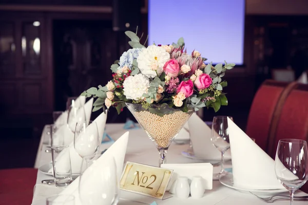 Mooie bloemen op tafel — Stockfoto