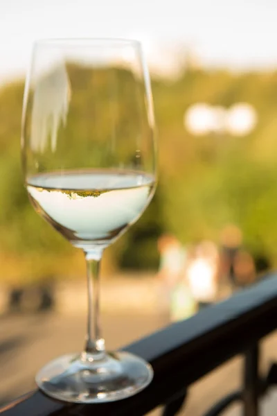 Glas witte wijn in een geïsoleerde achtergrond. — Stockfoto