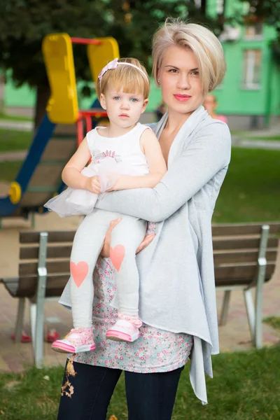 Retrato de uma mãe com seu filho — Fotografia de Stock