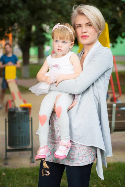 Porträt einer Mutter mit ihrem Kind — Stockfoto