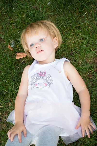 Utomhus porträtt av söta lilla flicka — Stockfoto