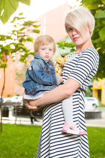 Ung mamma och hennes barn girl — Stockfoto