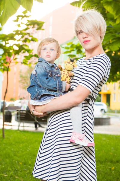 Jovem mãe e sua menina — Fotografia de Stock