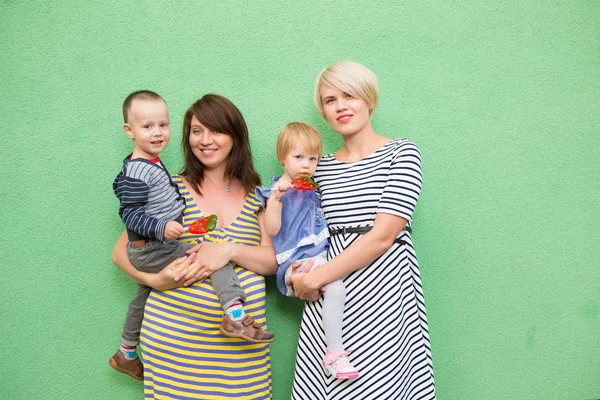 Zwei schöne Mädchen mit Kindern — Stockfoto