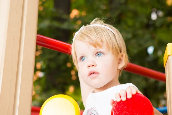 Outdoor Portret van schattig klein meisje — Stockfoto