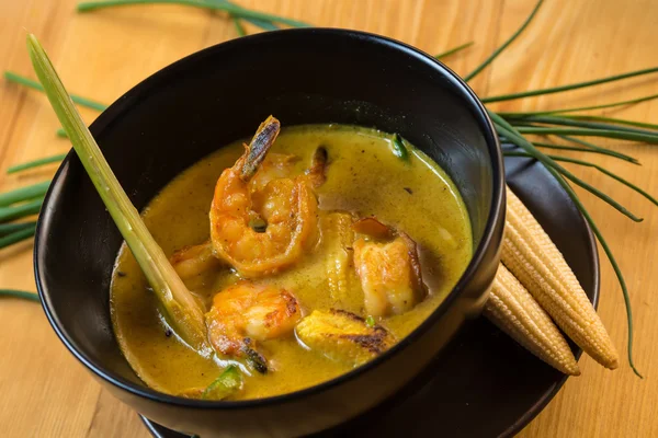 Fruits de mer - Soupe de poisson asiatique traditionnelle — Photo