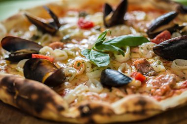 Geleneksel İtalyan deniz ürünleri pizza