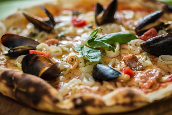 Traditional italian seafood pizza — Stock Photo, Image